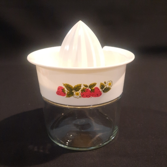 Vintage Gemco Citrus Hand Juicer White w/ Strawberries Plastic Lid Glass Jar - Picture 2 of 8